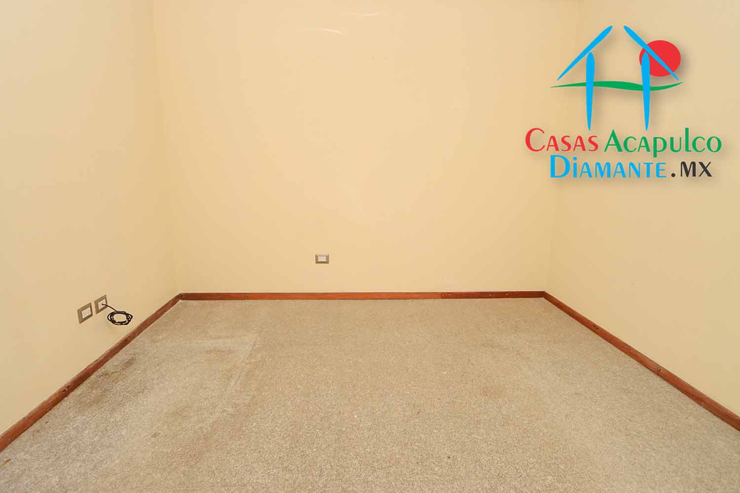 Ocean Front 106 - Sala de televisión antes de Otis 1